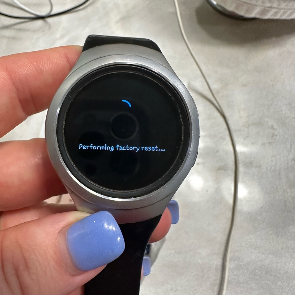 Samsung Gear 2 watch comes with 7 bands and charger may need to replace battery